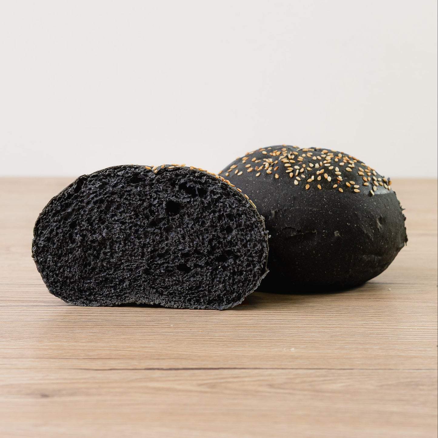 Petits pains noirs pour hamburgers